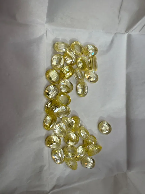 Transparent_Yellow_Natural_Citrine_Gemstone_To_Enhance_Its_Clarity_And_Shine
