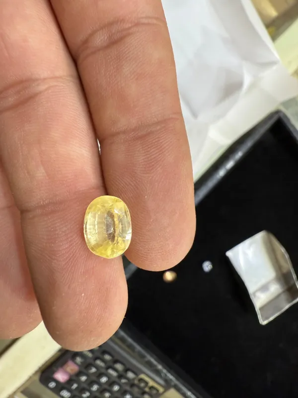 Transparent_Yellow_Natural_Citrine_Gemstone_To_Enhance_Its_Clarity_And_Shine