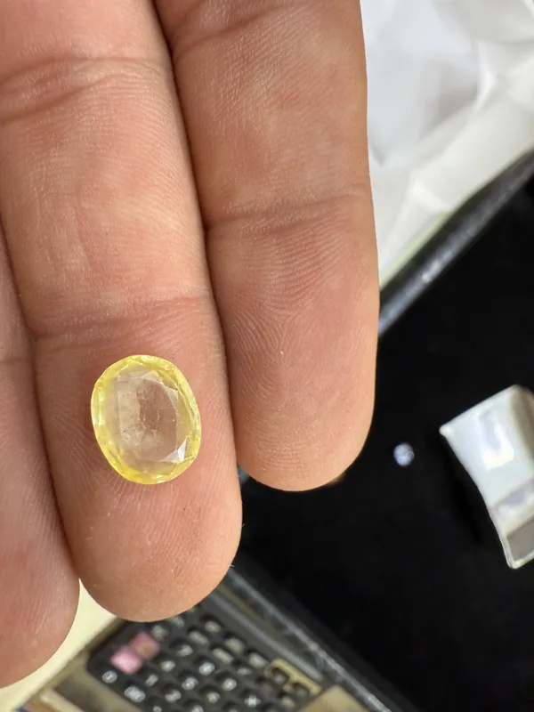 Transparent_Yellow_Natural_Citrine_Gemstone_To_Enhance_Its_Clarity_And_Shine