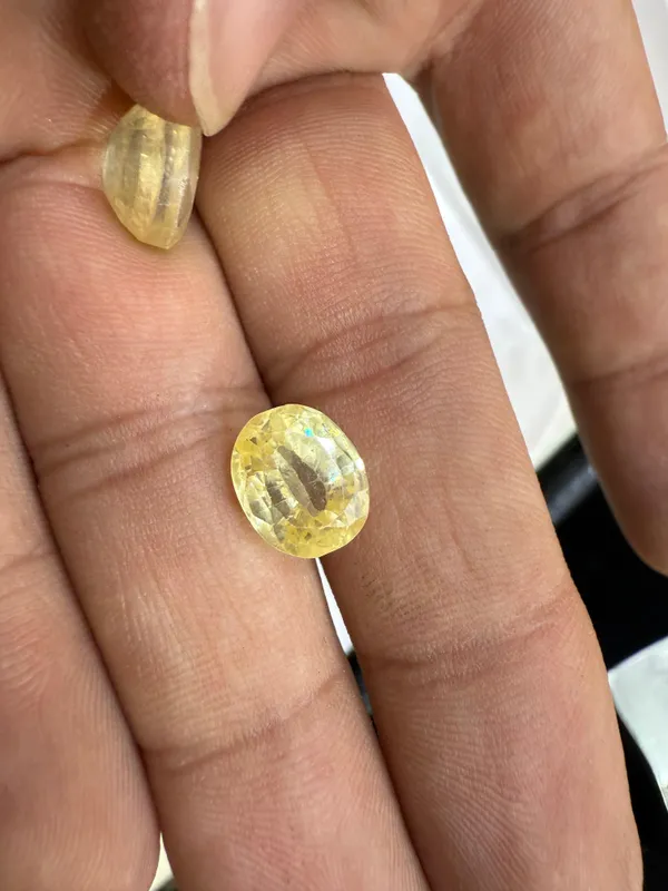 Transparent_Yellow_Natural_Citrine_Gemstone_To_Enhance_Its_Clarity_And_Shine