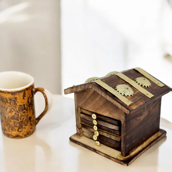 Wooden_Tea_Coaster_Set_with_Hut-Shaped_Holder,_6_Coasters,_Brown_and_Brass_Finish