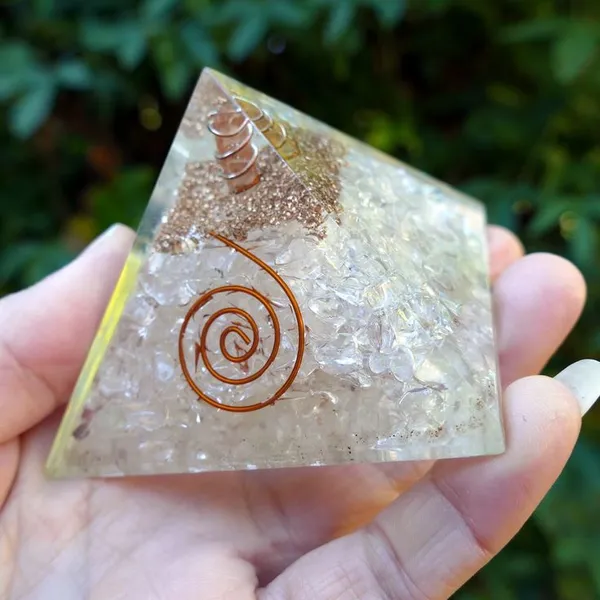 Clear_quartz_Pyramid_
