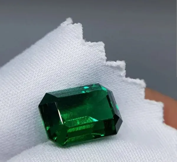 Green_Premium_Emerald_Stone