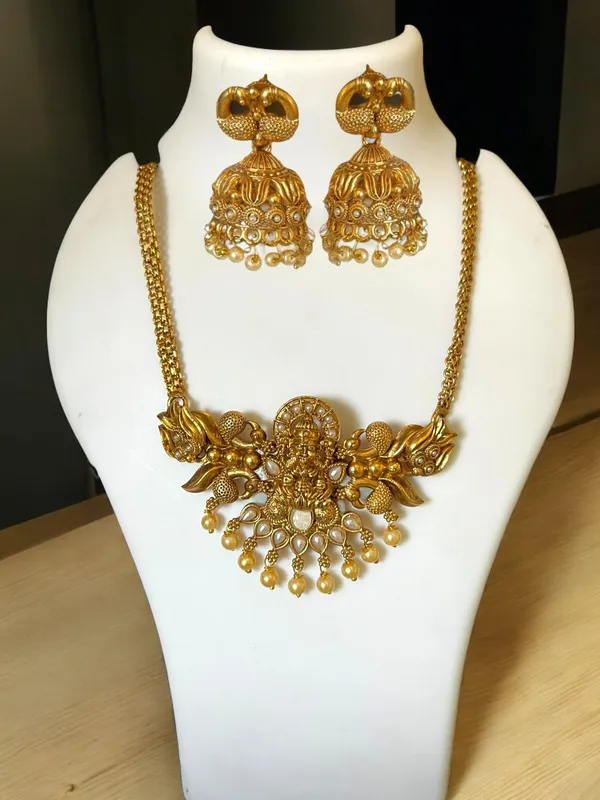 Maroon_Pearl_Choker_Traditional_Temple_Necklace_Goddess_Laxmi_Jewellery_Set_With_Jhumki_Earrings_For_Women