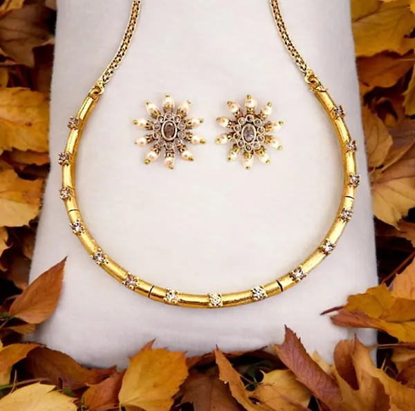 Gold_Plated_Hasli_Choker_Necklace_Set_with_American_Diamond_Stones_&_Matching_Pearl_Earrings_|_Thushi_Pipe_Necklace_Jewellery_Set_for_Women