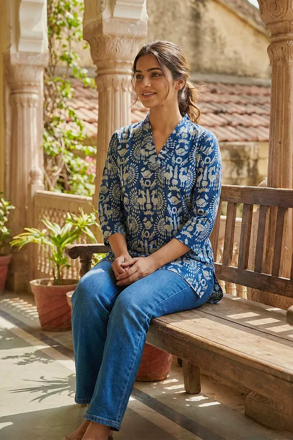 Indigo_Peacock_Printed_Cotton_Short_Top_For_Women