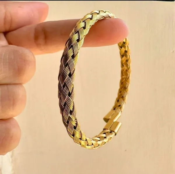 Gold_Alloy_Bracelet_For_Women