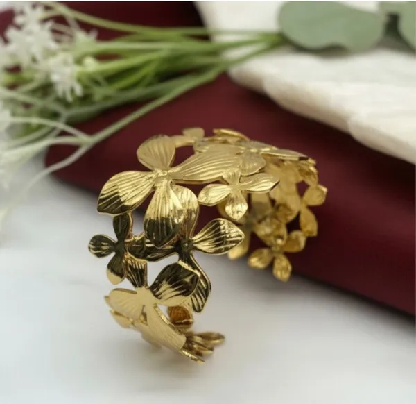 Gold_Alloy_Bracelet_For_Women