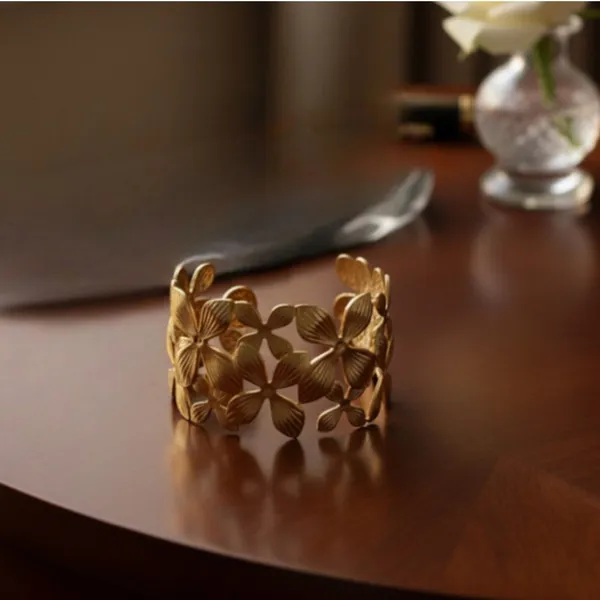Gold_Alloy_Bracelet_For_Women