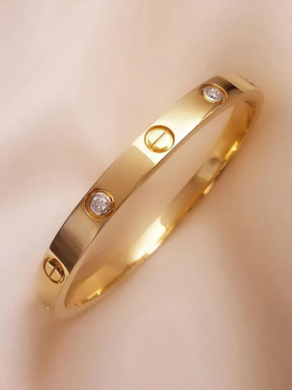 Gold_Alloy_Bracelet_For_Women