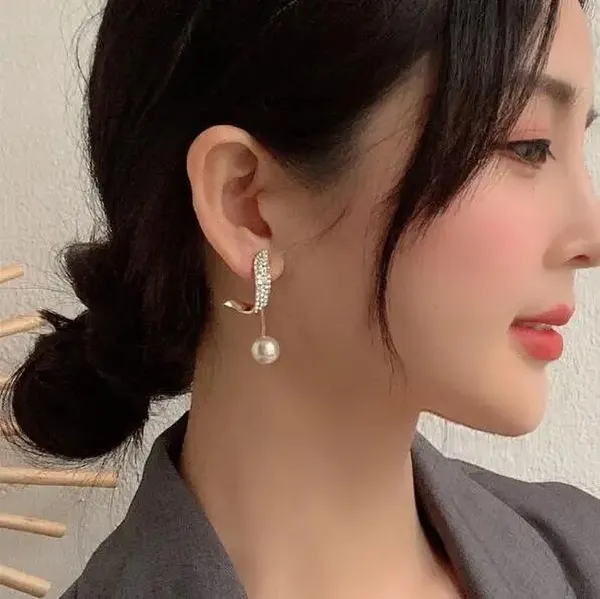 Gold_&_White_Alloy_Drops_&_Danglers_&_Earring_Set_For_Women