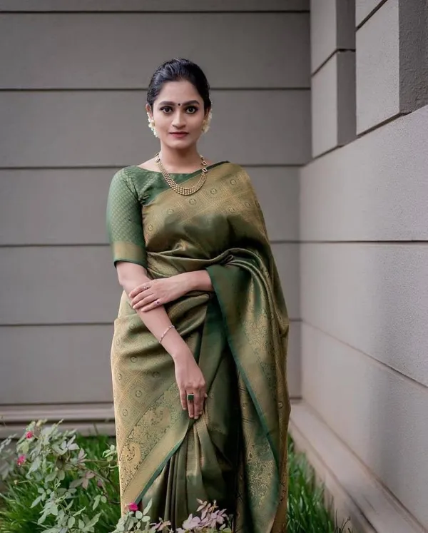 ESOMIC_Woven_Banarasi_Pure_Silk_Saree_(Green)