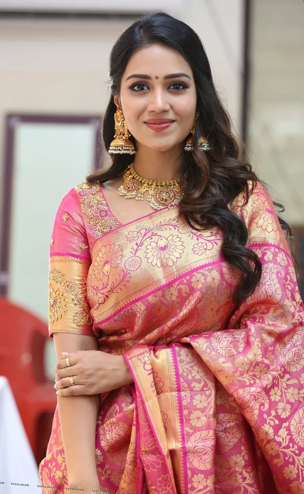 BEAUTIFUL_RICH_PALLU_&_JACQUARD_WORK_ON_ALL_OVER_THE_SAREE.