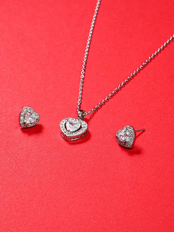Elegant_Silver_Finish_Heart_Necklace