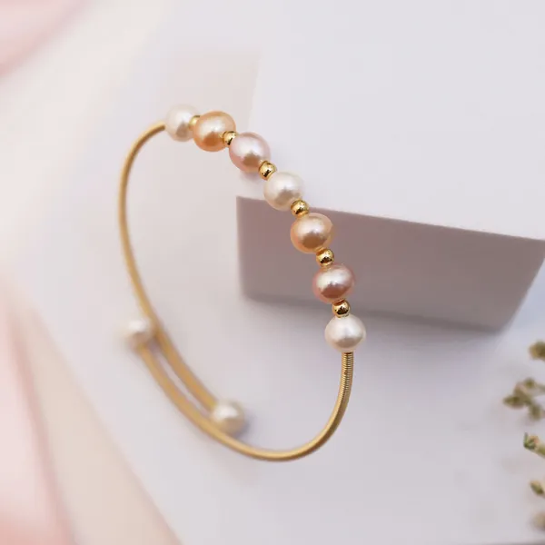 White_Linear_Pastel_Pearl_Bracelet_For_Women