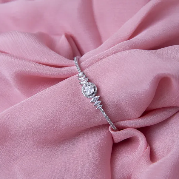 Gold_Pointer_Shaped_Zirconia_Bracelet_For_Women