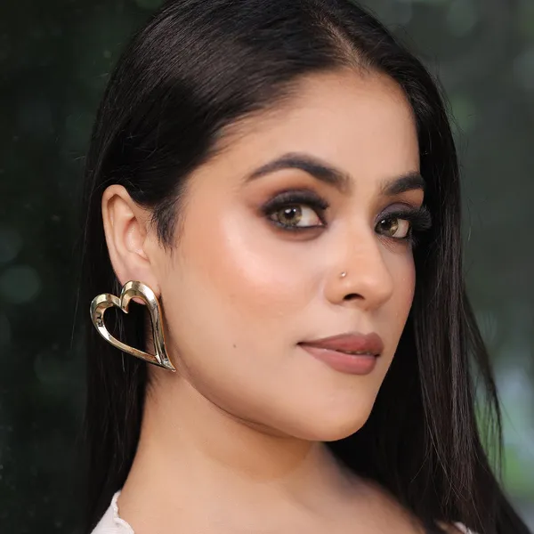 Gold_Oversized_Heart_Shaped_Earrings_For_Women