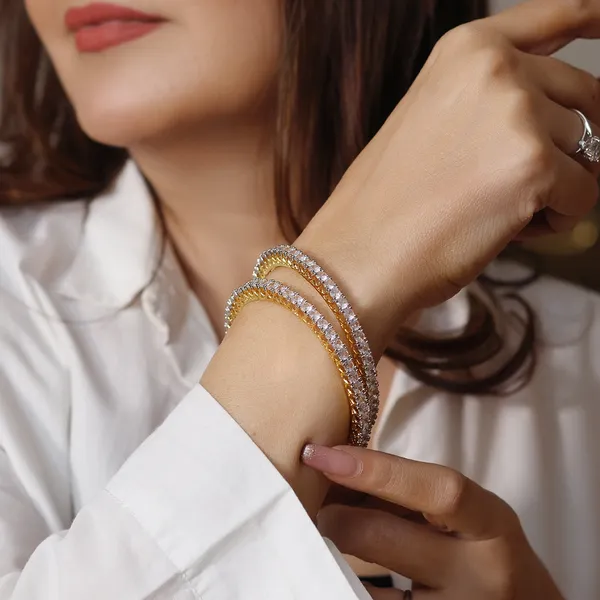Gold_Rhea_Single_Line_Pointer_Bangles_For_Women
