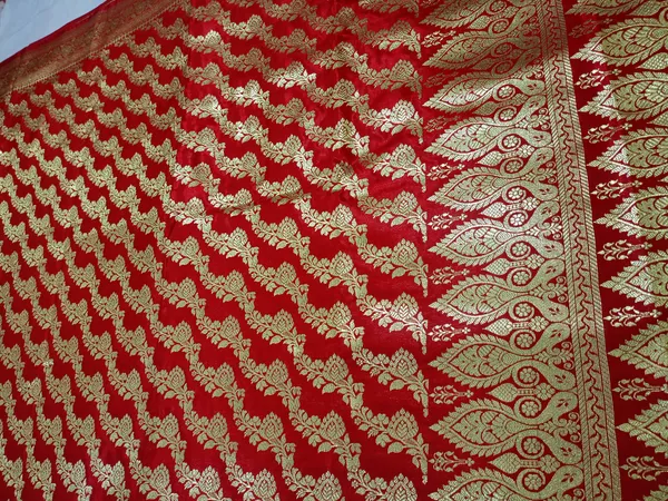 Red_Banarasi_Saree_For_Women