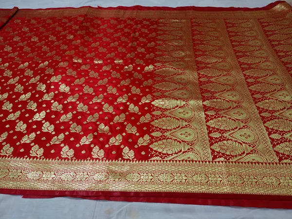 Red_Banarasi_Saree_For_Women
