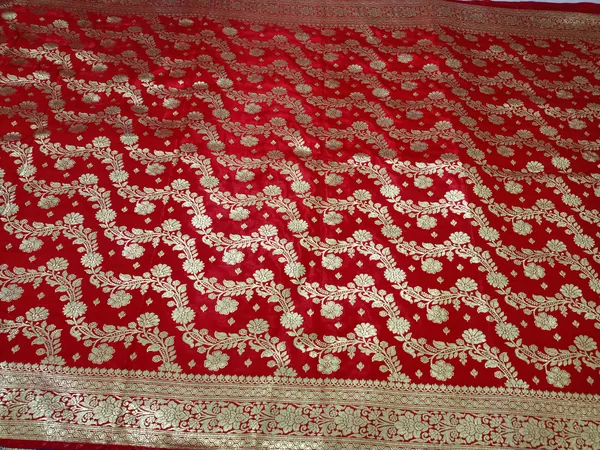 Red_Banarasi_Saree_For_Women