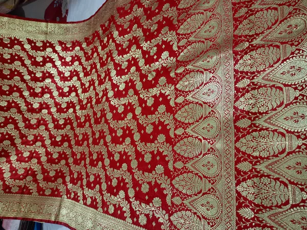 Red_Banarasi_Saree_For_Women