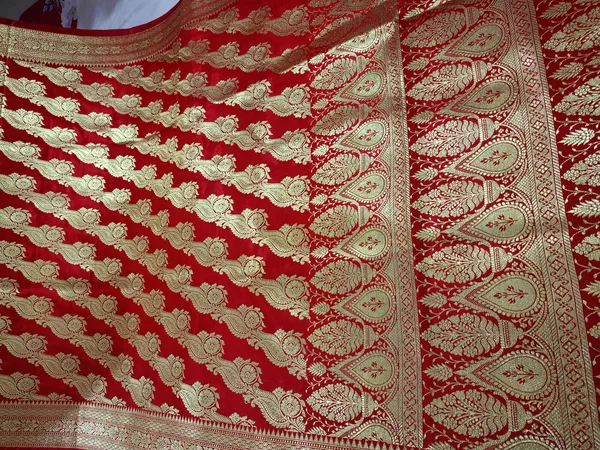 Red_Banarasi_Saree_For_Women