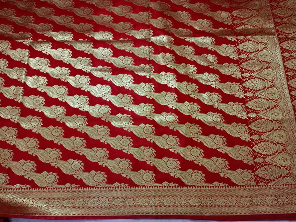 Red_Banarasi_Saree_For_Women