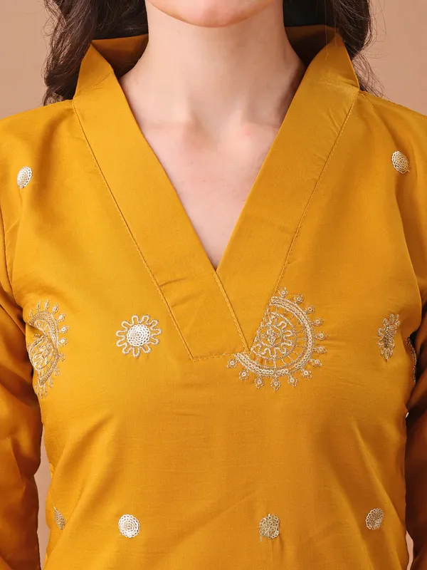 Yellow_Mustard_Silk_Embroidered_Kurta_Set_For_Women