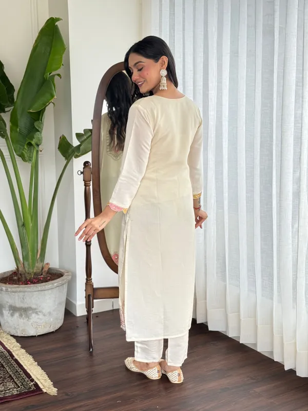 White_Elegant_Viscose_Chanderi_Embroidered_Kurta_Set_With_Chanderi_Dupatta_For_Women