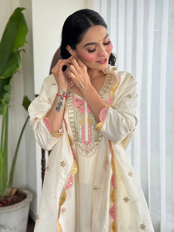 White_Elegant_Viscose_Chanderi_Embroidered_Kurta_Set_With_Chanderi_Dupatta_For_Women