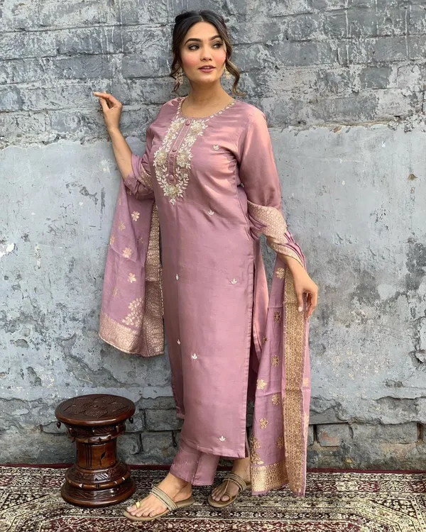 Pink_Faded-Viscose_Chanderi_Embroidery_Work_Elegant_Kurta_Set_With_Matching_Dupatta_For_Women