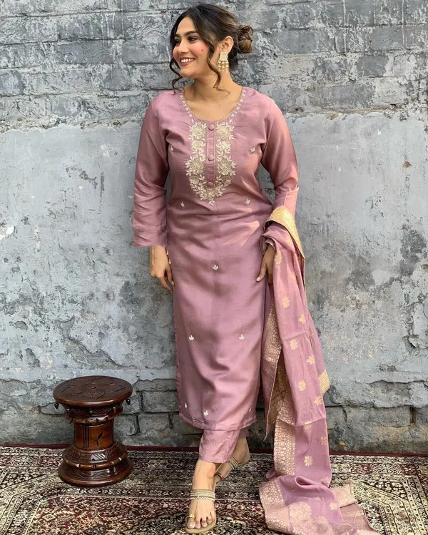 Pink_Faded-Viscose_Chanderi_Embroidery_Work_Elegant_Kurta_Set_With_Matching_Dupatta_For_Women