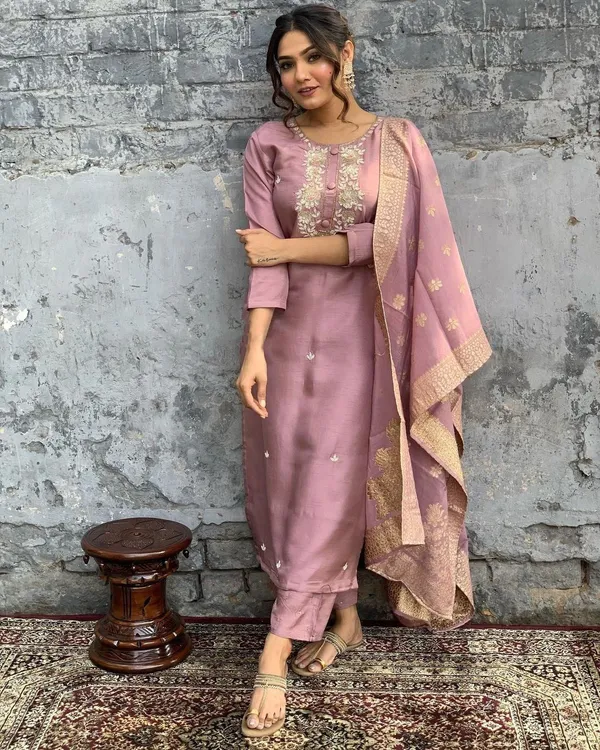 Pink_Faded-Viscose_Chanderi_Embroidery_Work_Elegant_Kurta_Set_With_Matching_Dupatta_For_Women