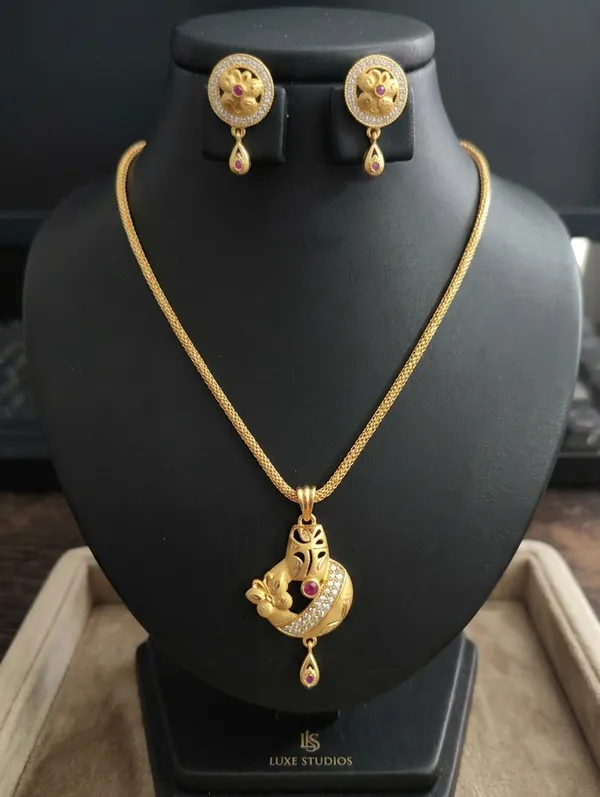 Elegant_Floral_Gold_Pendant_Necklace_Set_with_Stud_Earrings