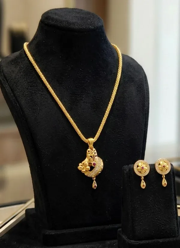Elegant_Floral_Gold_Pendant_Necklace_Set_with_Stud_Earrings