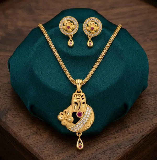 Elegant_Floral_Gold_Pendant_Necklace_Set_with_Stud_Earrings