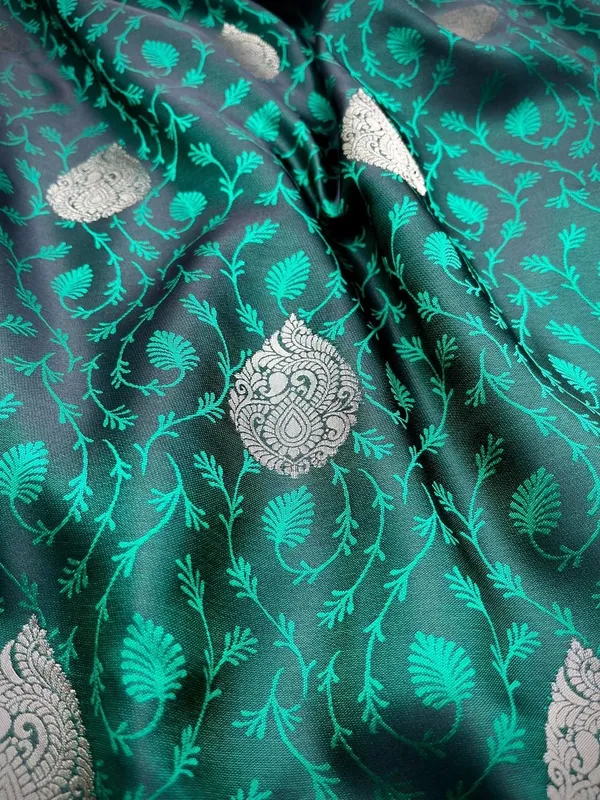 Green_&_Gold_Jacquard_Self_Design_Woven_Banarasi_Saree_For_Women