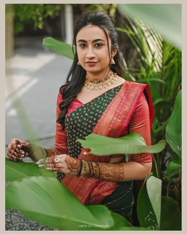 Green_&_Red_Jacquard_Self_Design_Banarasi_Saree_For_Women