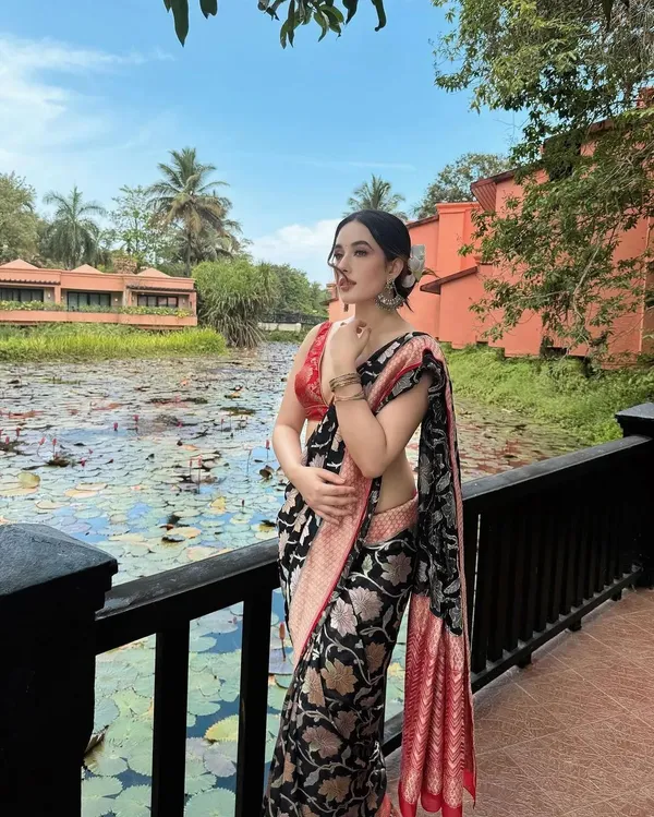 Black_&_Red_Jacquard_Self_Design_Woven_Banarasi_Saree_For_Women