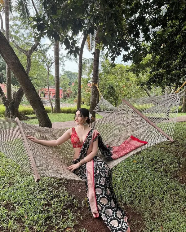 Black_&_Red_Jacquard_Self_Design_Woven_Banarasi_Saree_For_Women