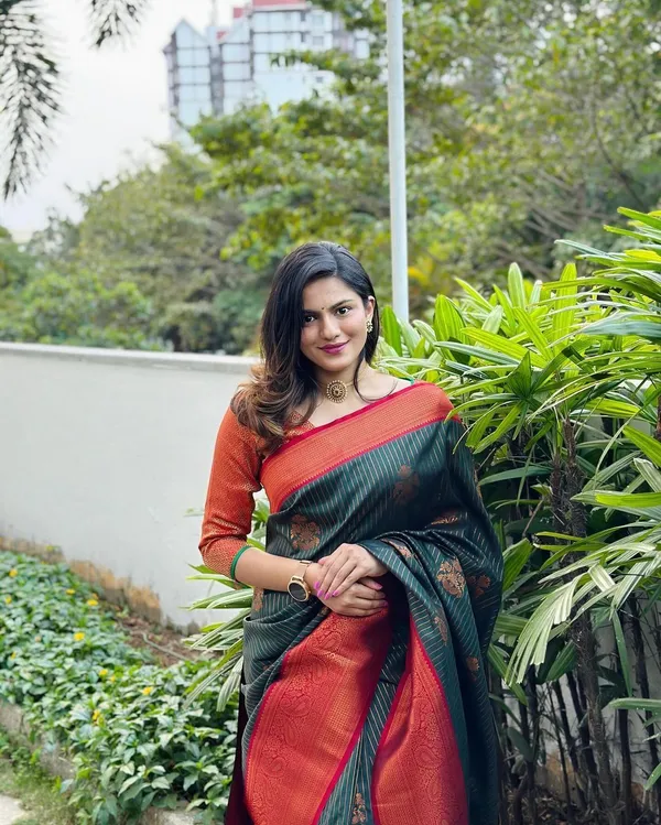 Green_&_Red_Jacquard_Self_Design_Woven_Banarasi_Saree_For_Women