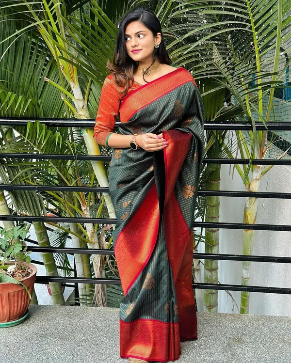 Green_&_Red_Jacquard_Self_Design_Woven_Banarasi_Saree_For_Women