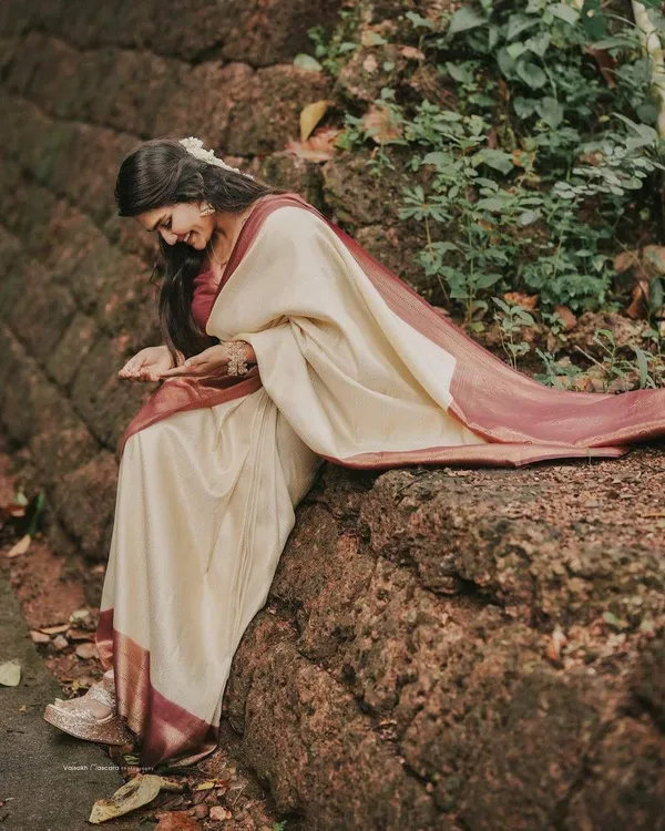 Cream_&_Maroon_Jacquard_Art_Silk_Woven_Banarasi_Saree_For_Women