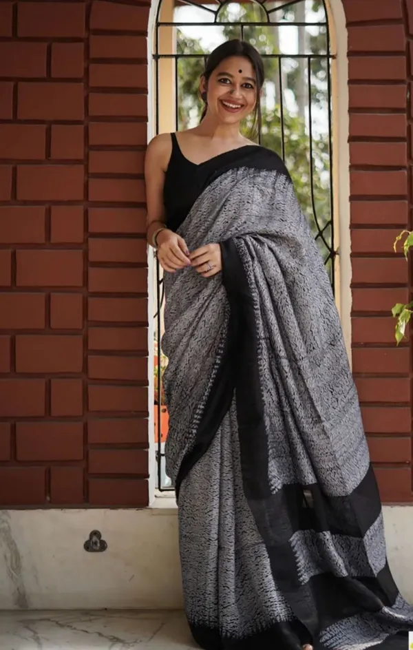 Grey_&_Black_Cotton_Blend_Self_Design_Woven_Jamdani_Saree_For_Women