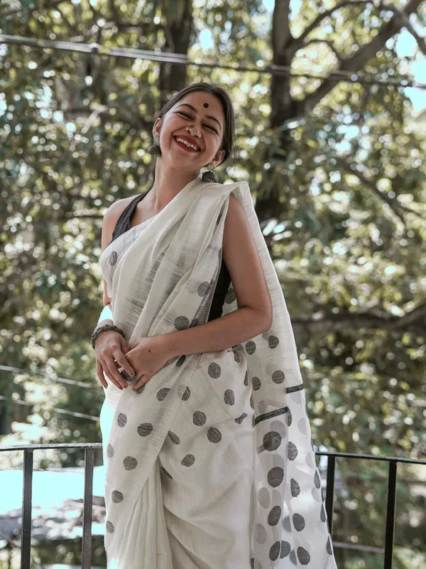 White_&_Black_Cotton_Blend_Self_Design_Woven_Jamdani_Saree_For_Women