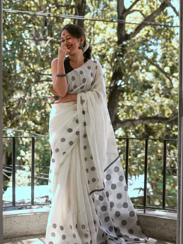 White_&_Black_Cotton_Blend_Self_Design_Woven_Jamdani_Saree_For_Women