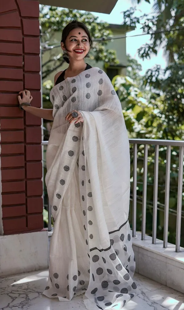 White_&_Black_Cotton_Blend_Self_Design_Woven_Jamdani_Saree_For_Women