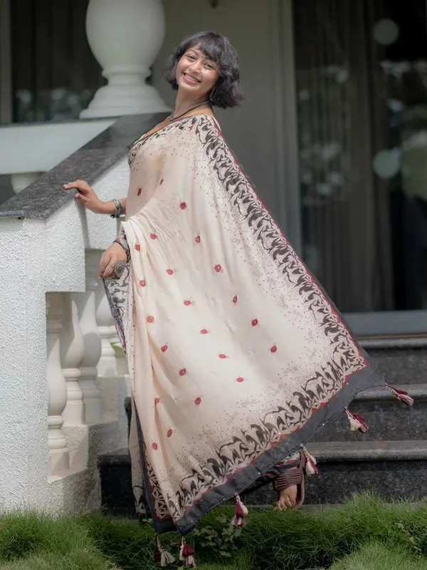 Cream_&_Red_Cotton_Linen_Digital_Print_Saree_For_Women