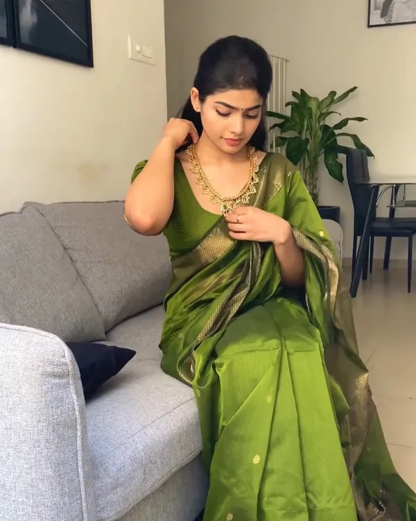 Light_Green_Cotton_Blend_Self_Design_Woven_Bollywood_Saree_For_Women